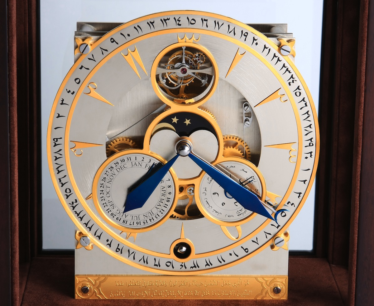 Mechanical clock with the Muslim calendar and sayings from the Koran