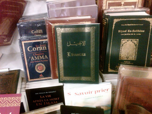 Evangile et livres islamiques chez Carrefour