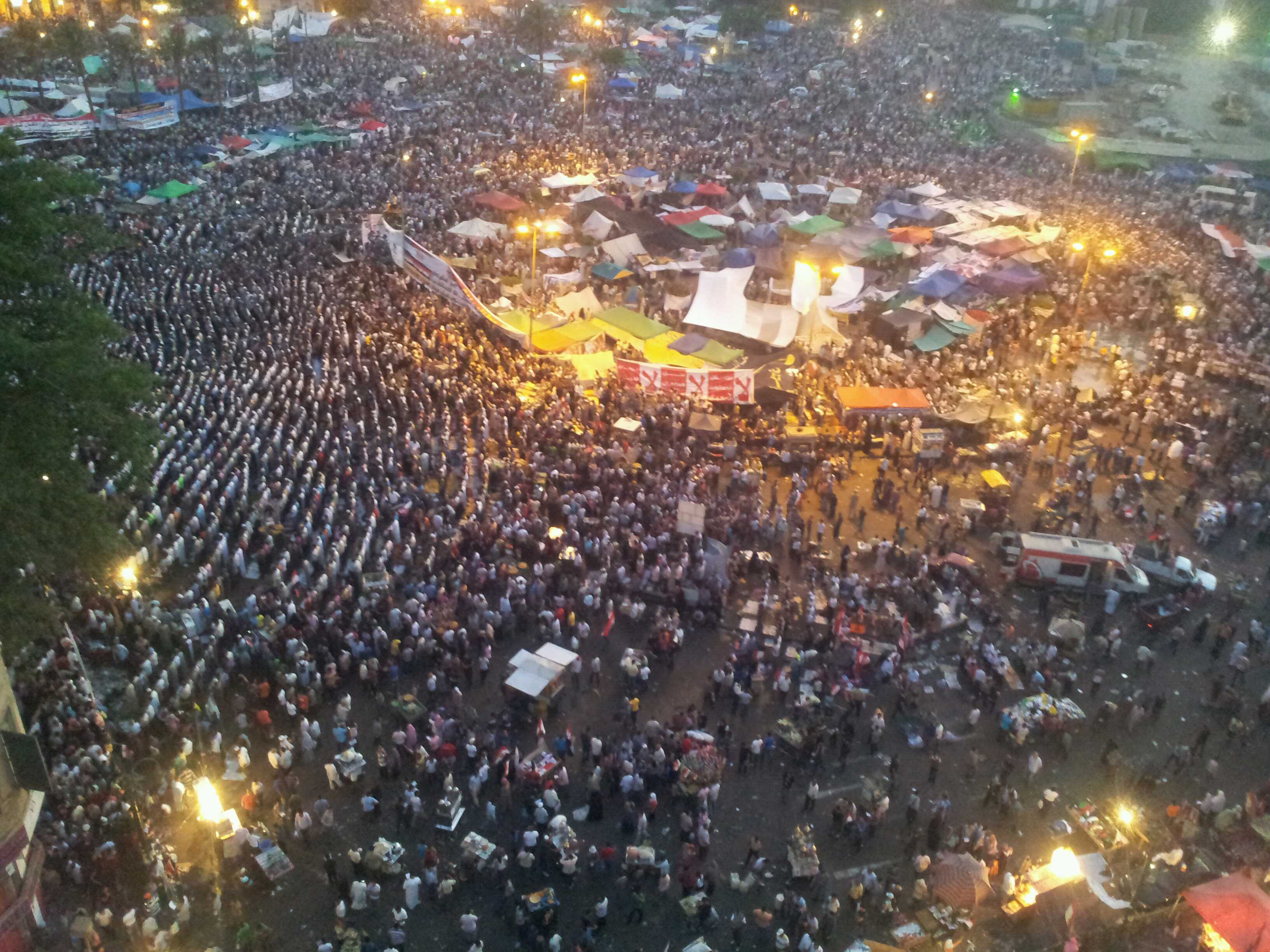Place Tahrir : avant et pendant la prière