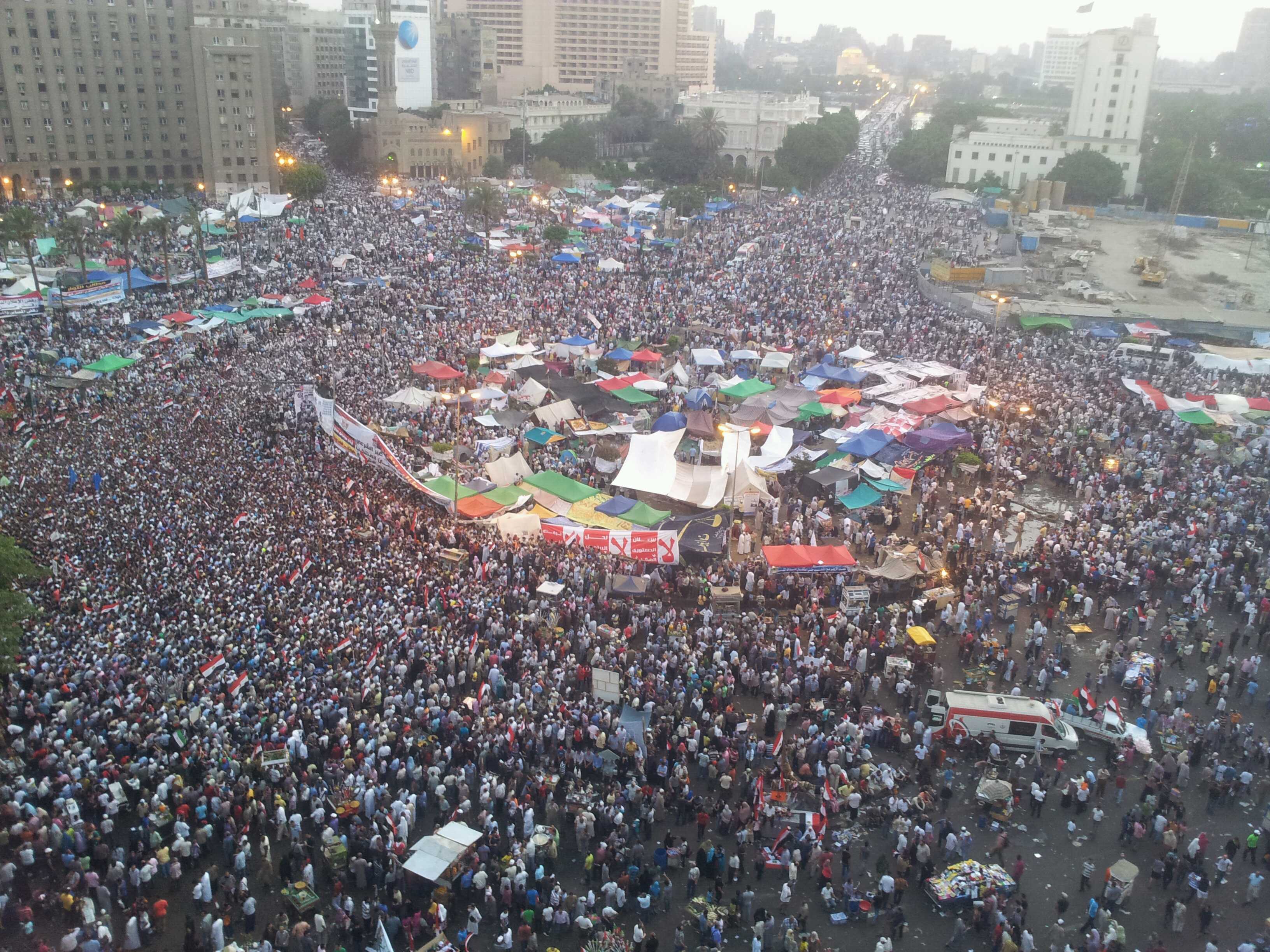 Place Tahrir : avant et pendant la prière