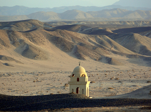 mosquee dans le désert égyptien