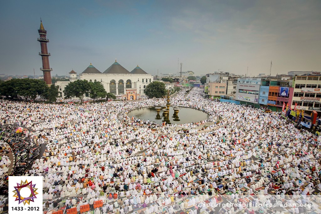 Indonesian Muslims praying Eid