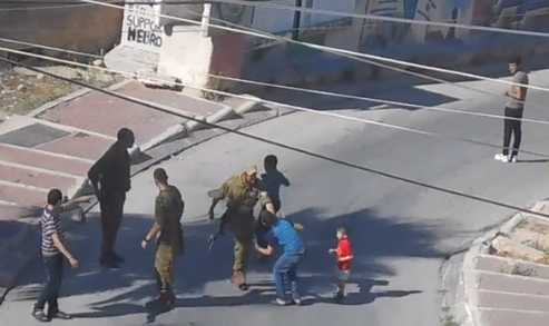 Un soldat israélien frappe un enfant palestinien de douze ans