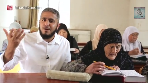 Une dame agee apprend le Coran par coeur