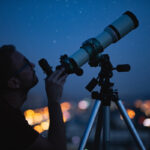 Astronome regardant un télescope