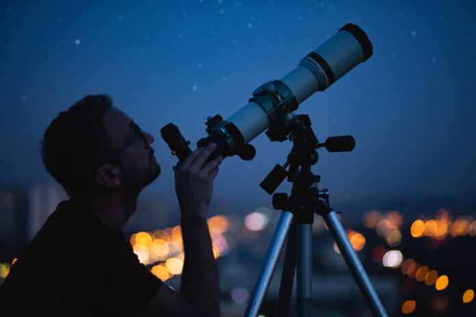 Astronome regardant un télescope