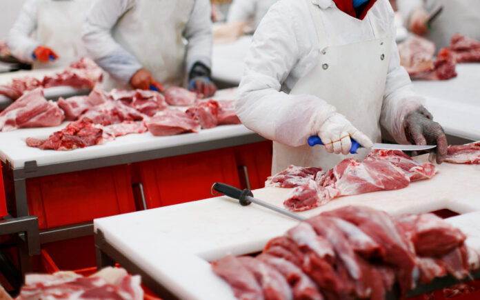 Découpe de viande dans un abattoir