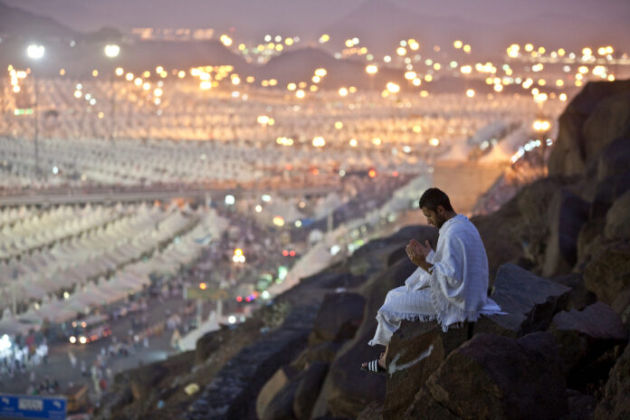Pèlerin isolé lors du pèlerinage à La Mecque