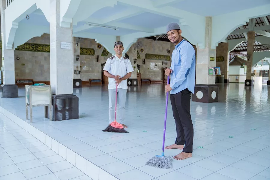 Deux hommes nettoient la mosquée