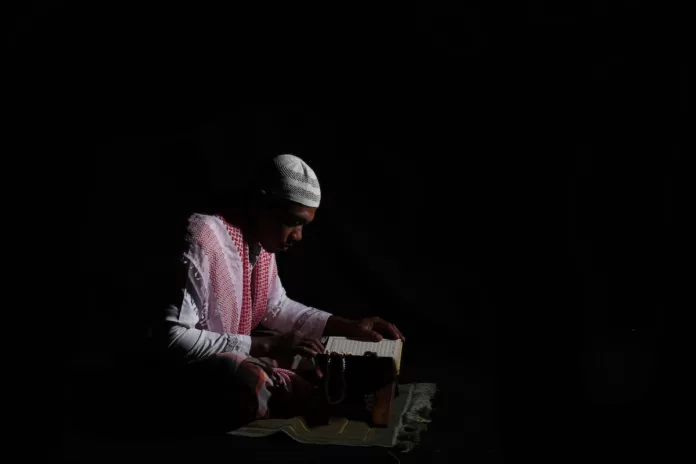 Homme lisant le Coran