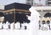 Fidèle musulman invoquant Dieu près de la Kaaba à La Mecque, Arabie saoudite