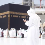 Fidèle musulman invoquant Dieu près de la Kaaba à La Mecque, Arabie saoudite