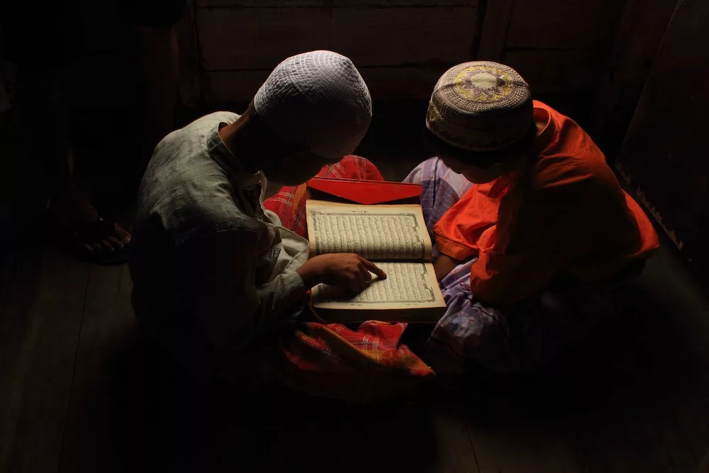 Deux enfants lisent le Coran ensemble Deux enfants lisent le Coran ensemble