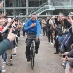 A vélo, Nabil Ennasri quitte Paris, samedi 22 avril 2023, direction La Mecque.