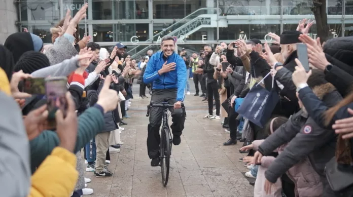 A vélo, Nabil Ennasri quitte Paris, samedi 22 avril 2023, direction La Mecque.