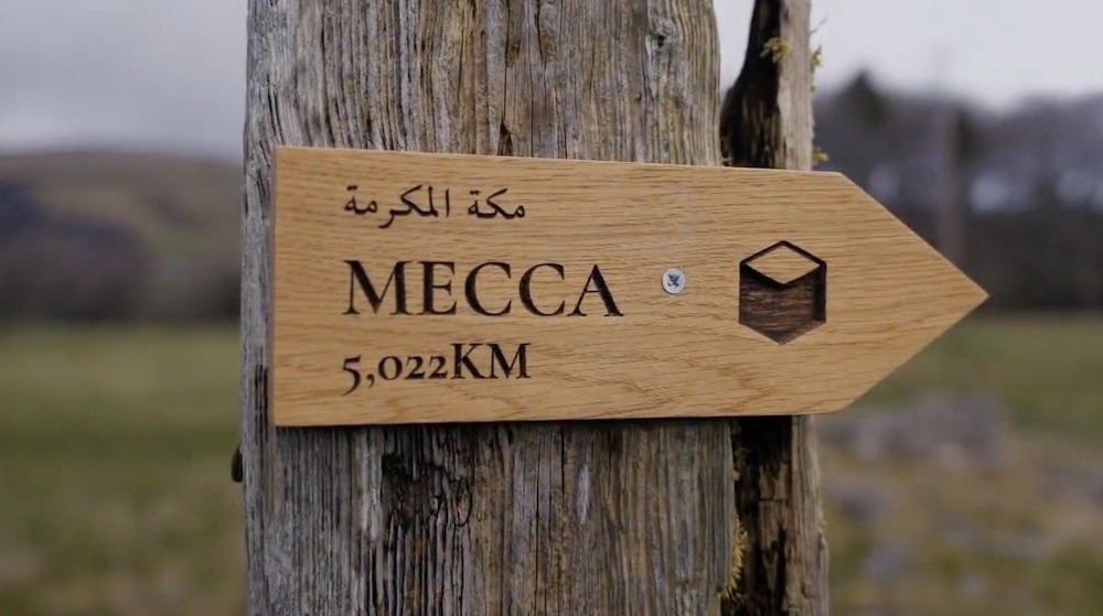 Panneau indiquant la direction de La Mecque dans la campagne britannique